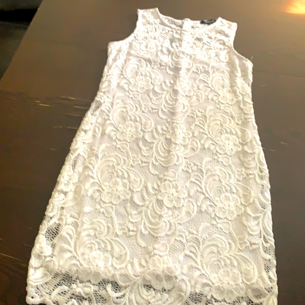 White mini dress in flower lace!